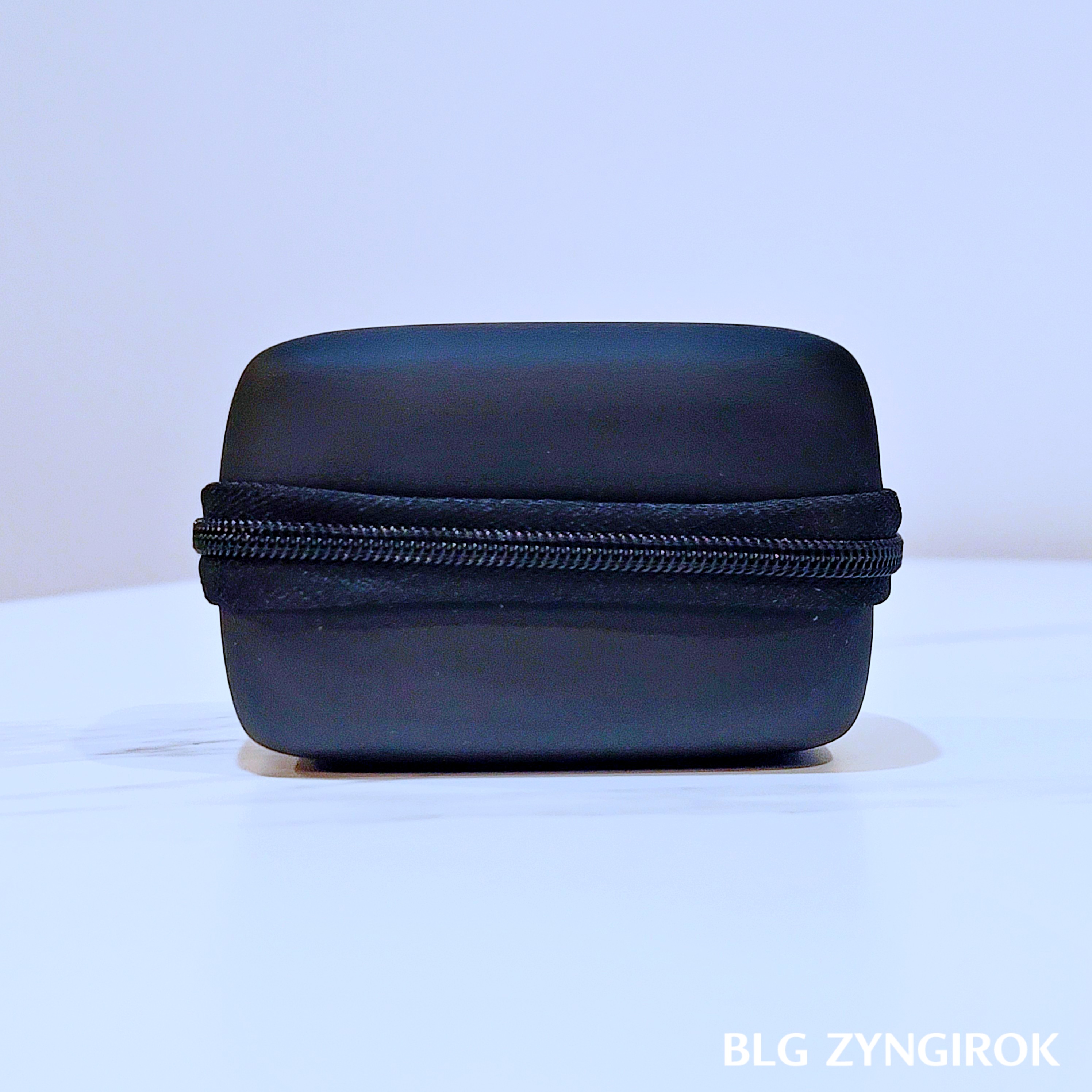 슈피겐 여행용 어댑터 - 파우치 모습이다.