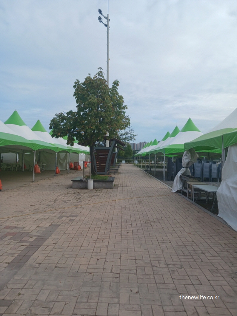 구리 한강시민공원 축제 행사장 천막 거리 풍경