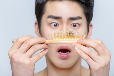 머리카락이 빠져서 당황한 남성