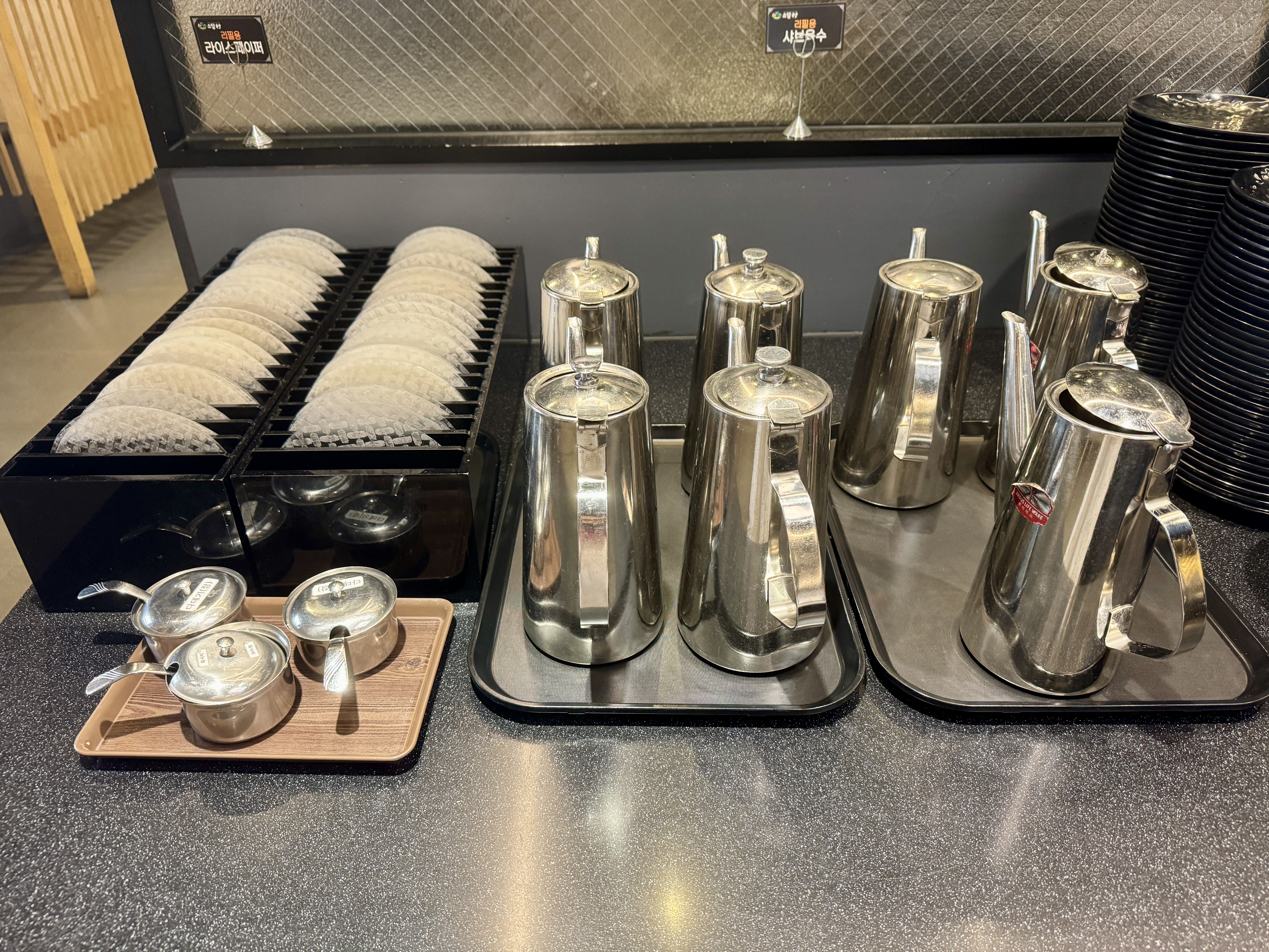 샐러드바 한쪽에 마련된 육수 주전자들과 소스들