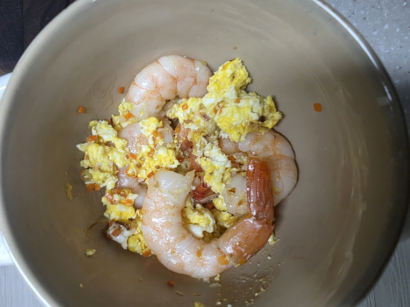 새우·계란·밥 1차 섞기