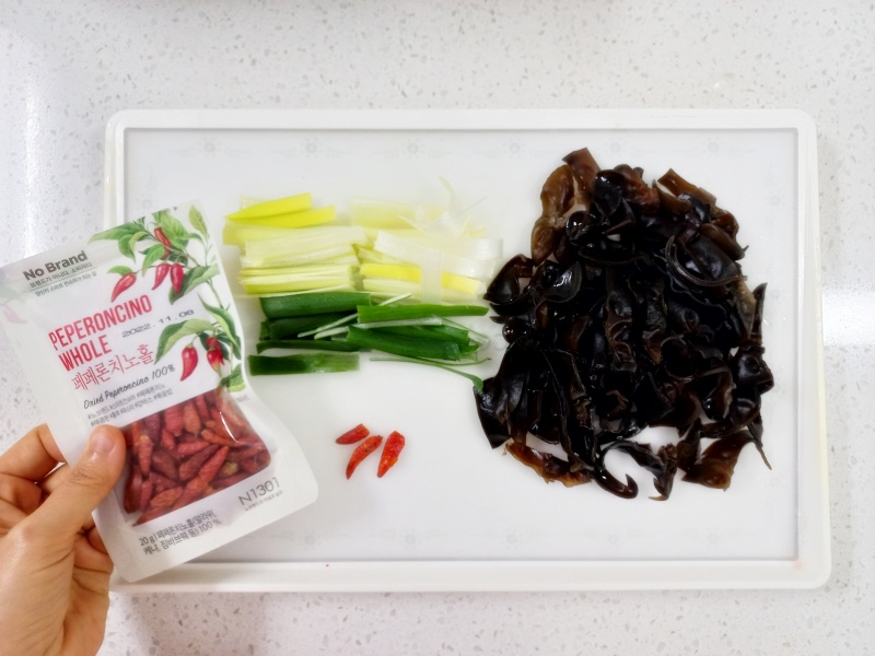 목이버섯 요리 마늘과 파로 향을 입힌, 쫄깃한 목이버섯 볶음