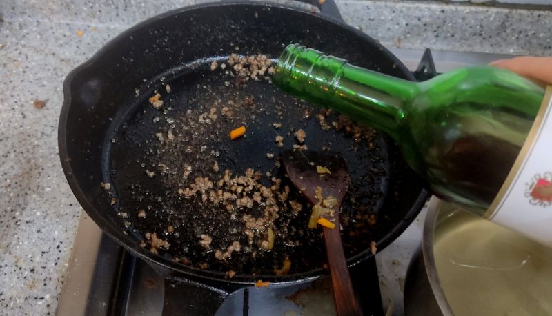 눌러붙은 팬에 와인을 붓는 사진