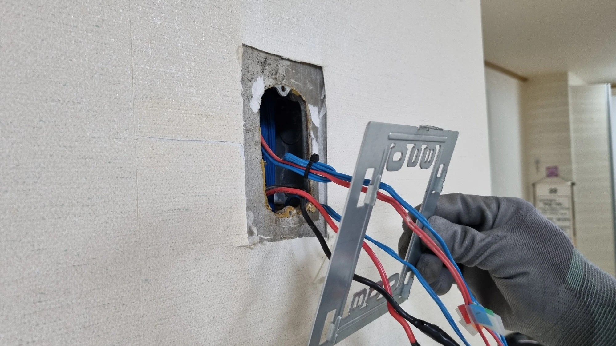 브래킷 끼우는 방향