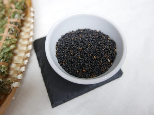 흑임자 접시에 담은 모습