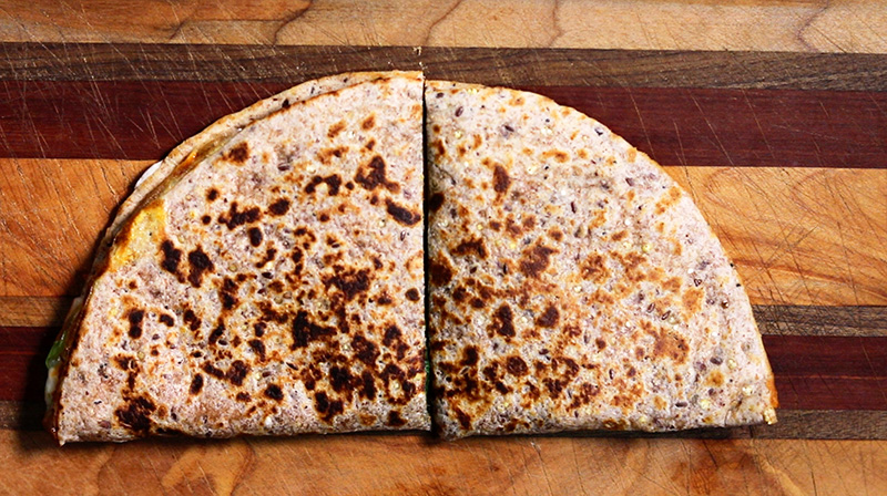 도마에서 반으로 자른 퀘사디아