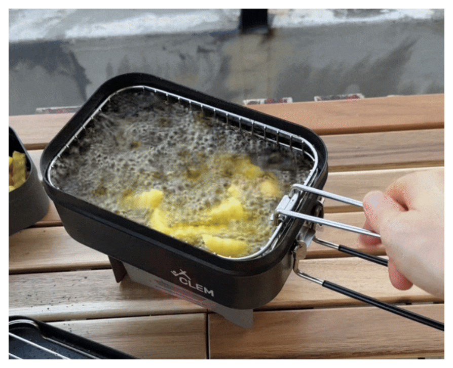 별도구매 가능한 튀김망 사용하는 장면