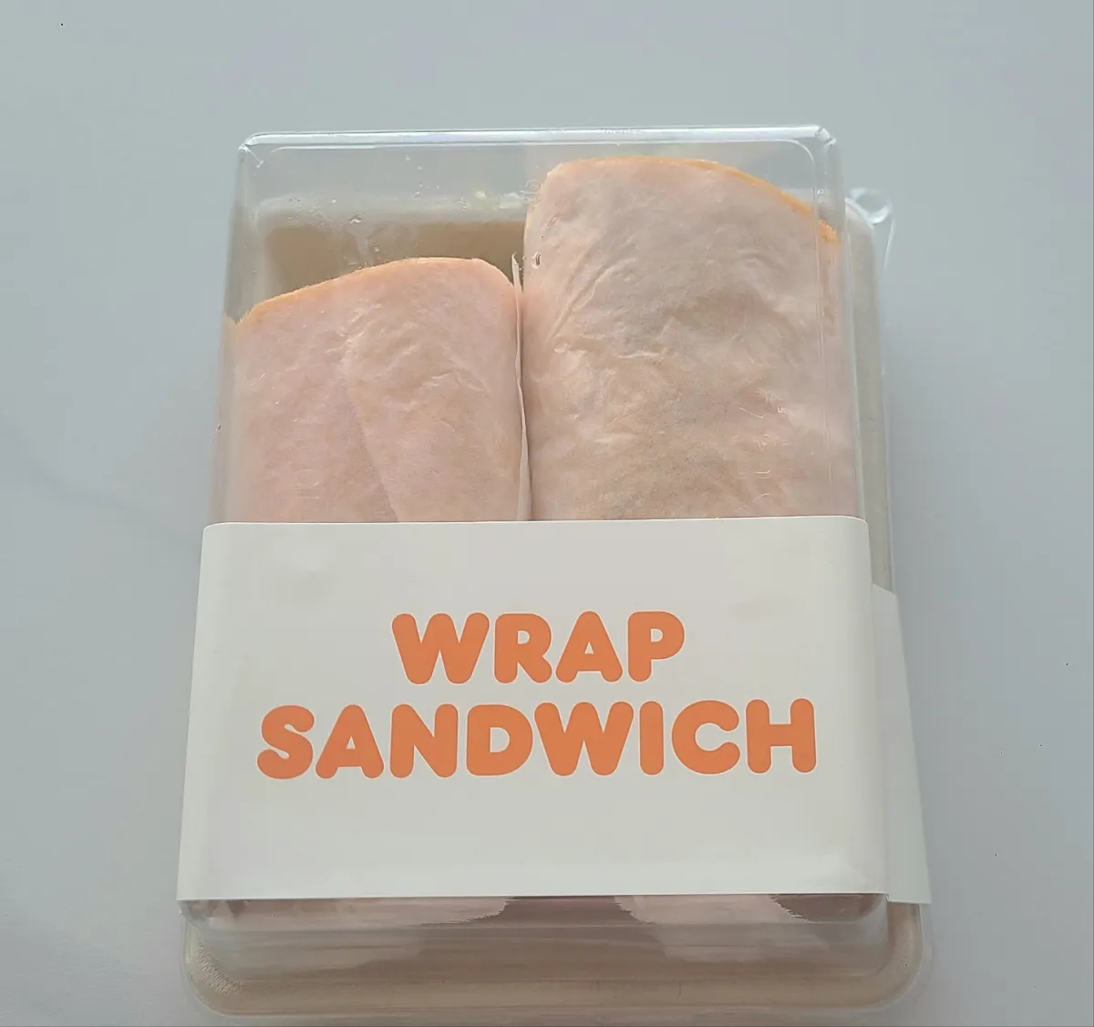 던킨도너츠-치킨텐더랩샌드위치2개-네모난플라스틱에-담겨있음