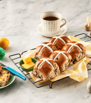 핫 크로스 번과 커피