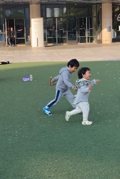 뛰어노는 아이들