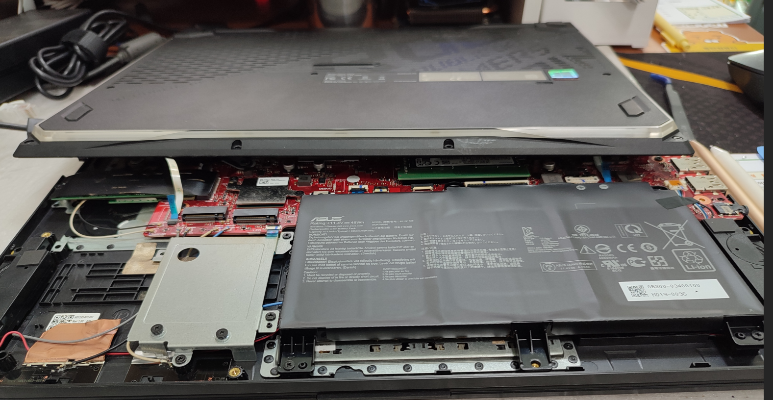 메인보드와 뒤판이 연결된 상태라서 조심해서 분해해야 합니다.