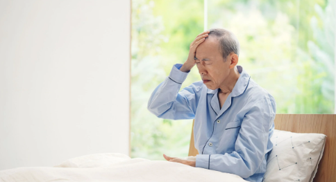 머리가 아픈 노인