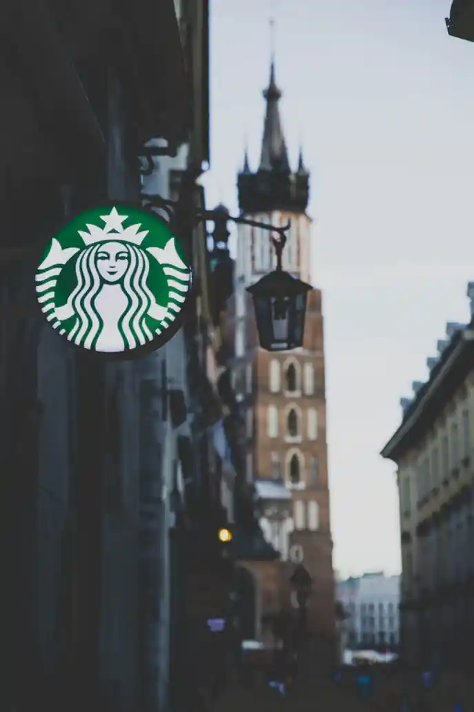 폴란드 크라쿠프의 스타벅스 매장 로고 (출처: Unsplash)