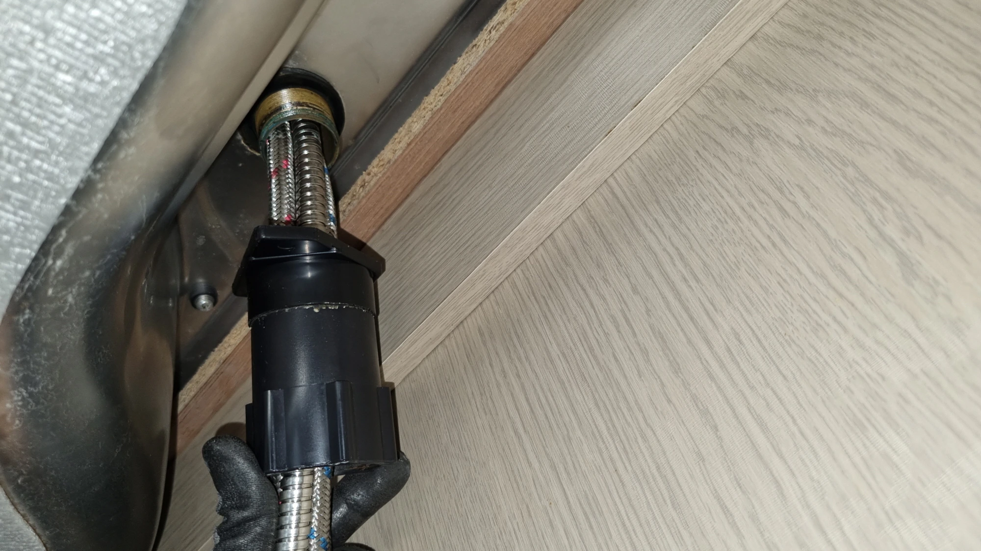 원홀수전 고정 너트 푼 모습