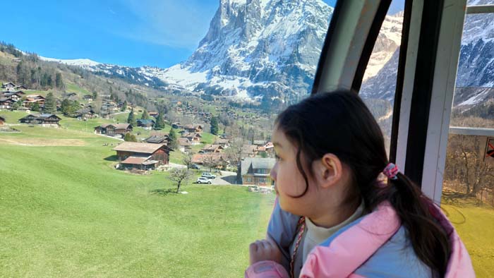 피르스트로 올라가는 케이블카에서 보이는 동화마을 알프스 그린델발트와 아미