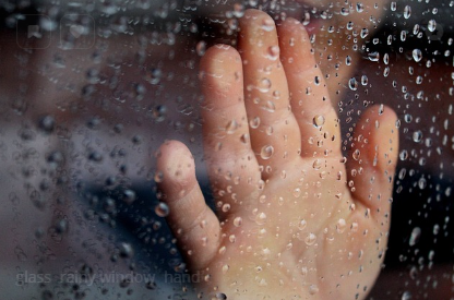 2024년 장마기간 기상청 예보 확인하기와 관련된 비오는 날 창밖을 바라보고 있는 사람 사진