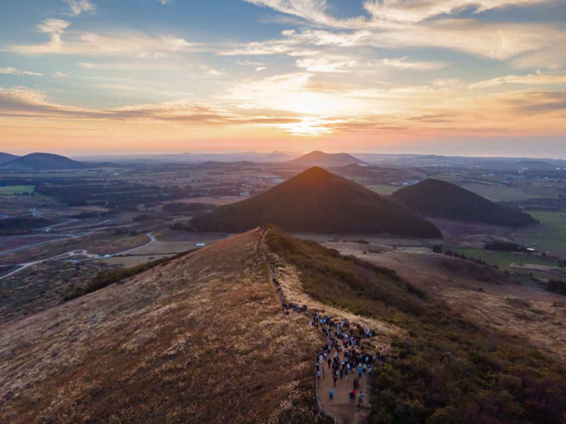 제주 새별오름 등산로 트레킹 억새 노을