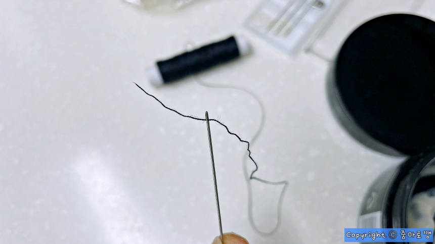 바늘구멍에-실-쉽게-넣는법