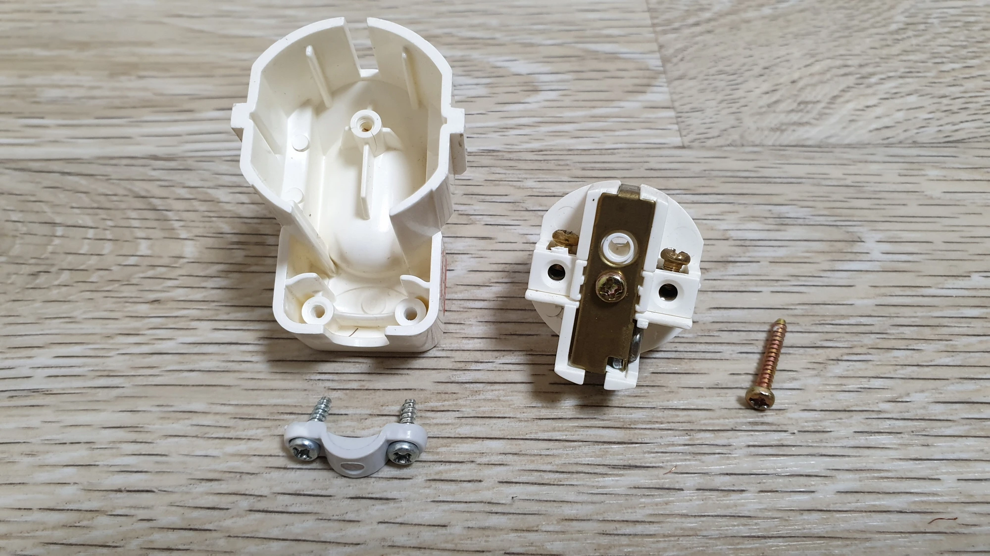 플러그 커버 열린 모습