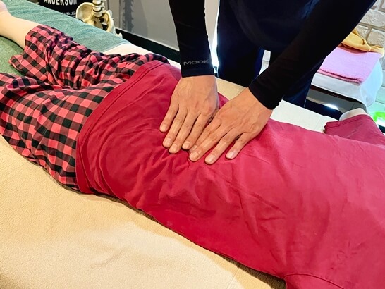 허리-손-마사지