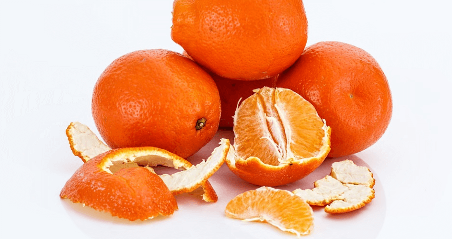 귤과 껍질이 놓여 있다