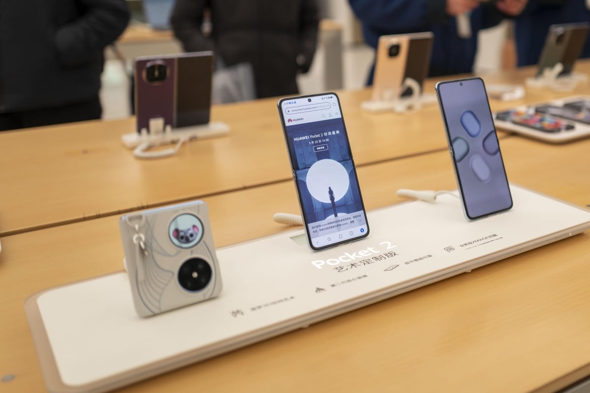 화웨이가 올해 1분기 삼성전자를 제치고 폴더블폰 시장 1위를 차지할 것이라는 전망이 나왔다.