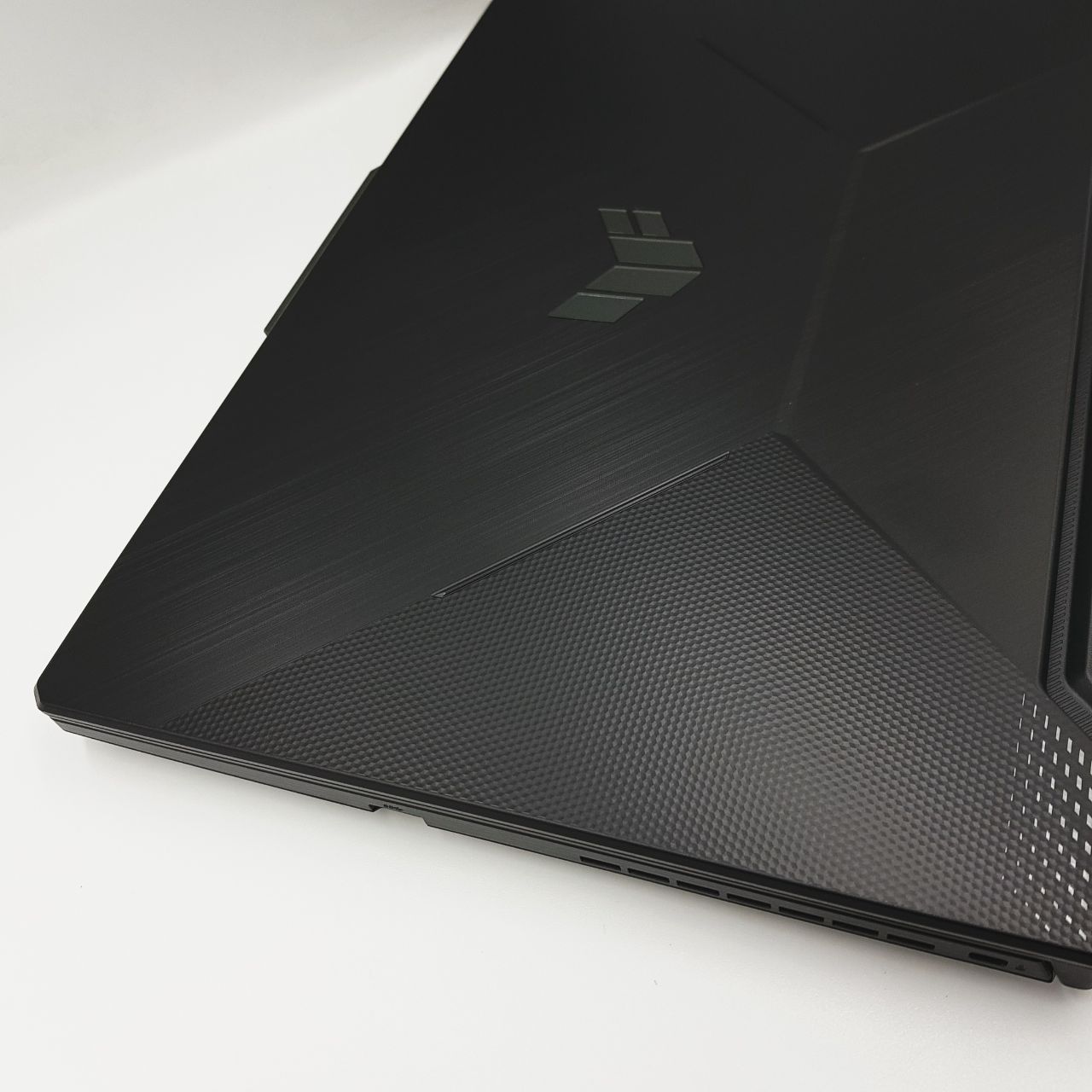 FX506HM HN058 right ports