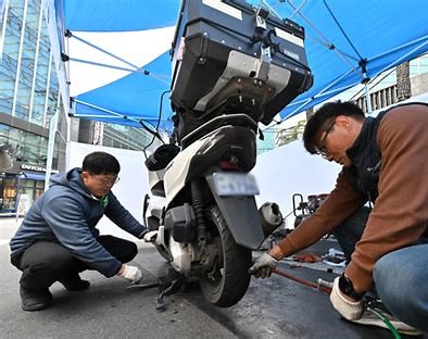 이륜차 정기검사 항목 중 하나인 타이어와 브레이크 점검
