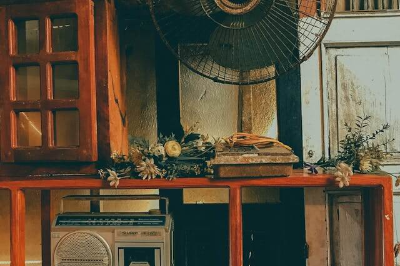 구형 선풍기와 라디오