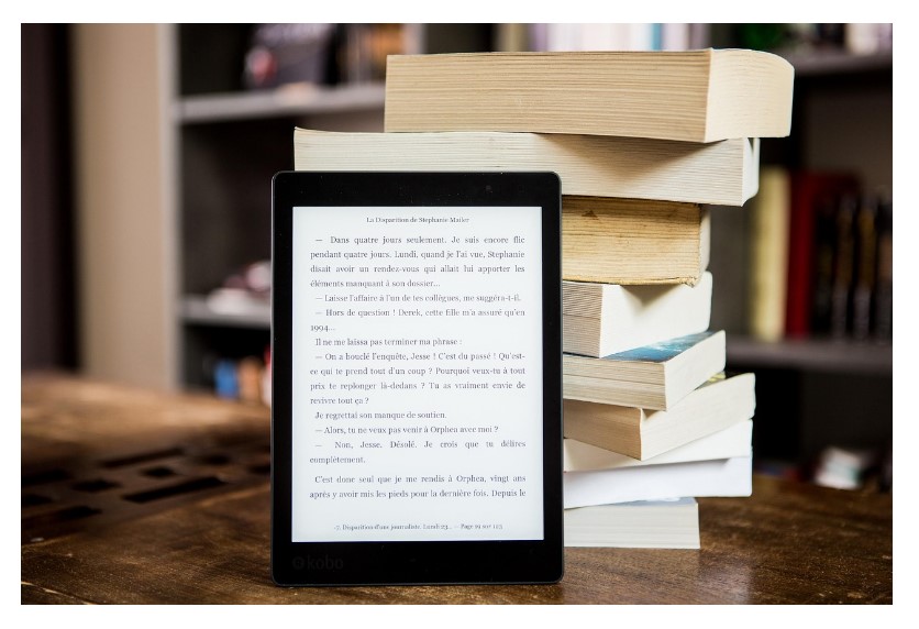 종이책 더미와 전자책