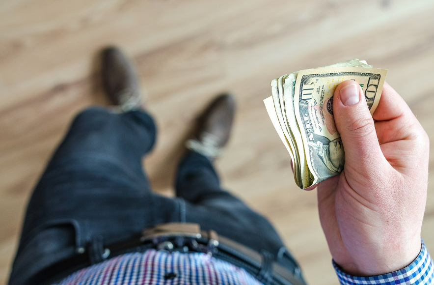 달러를 들고 있는 남자 손