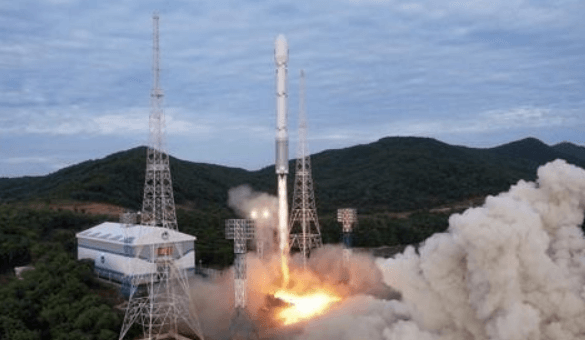 북한 인공위성 발사 장면