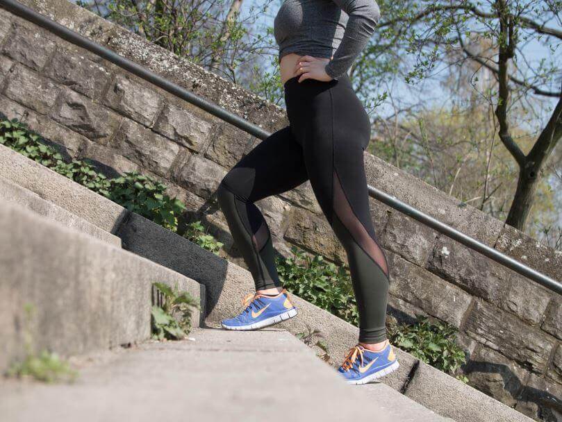 계단 걷기 중인 여성