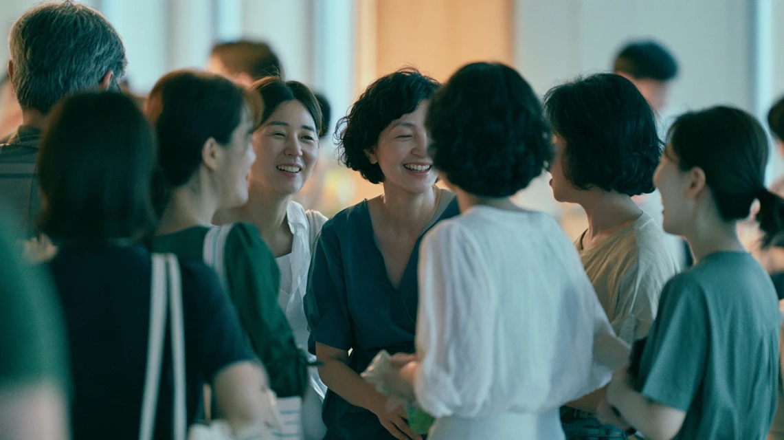 동호회 활동을 함께 마무리하며 편안하게 인사를 나누는 회원들의 모습