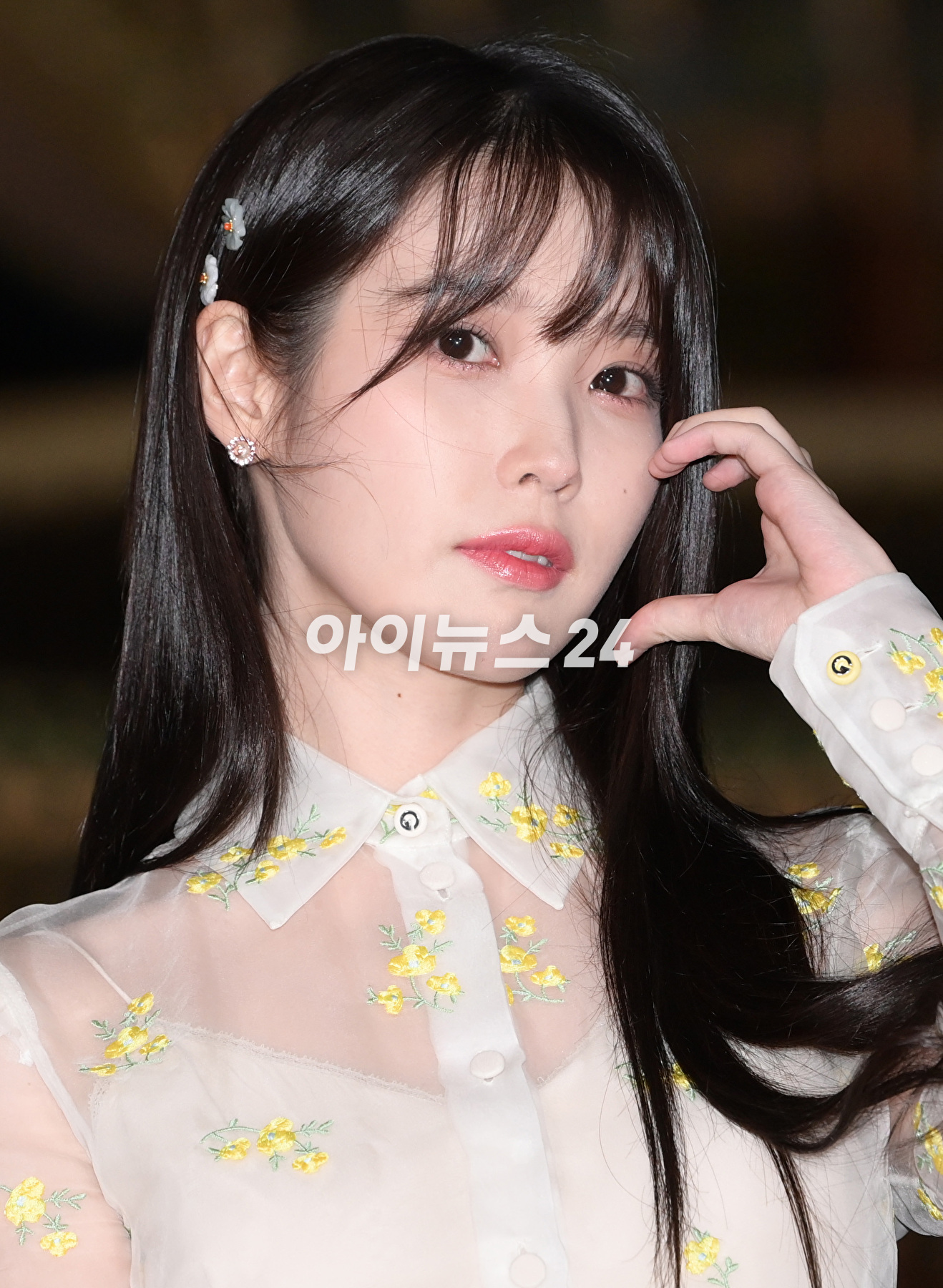 가수 겸 배우 아이유가 16일 오후 서울 경복궁에서 진행된 구찌(Gucci) 2024 크루즈 패션쇼에 참석하고 있다. [사진=정소희 기자]