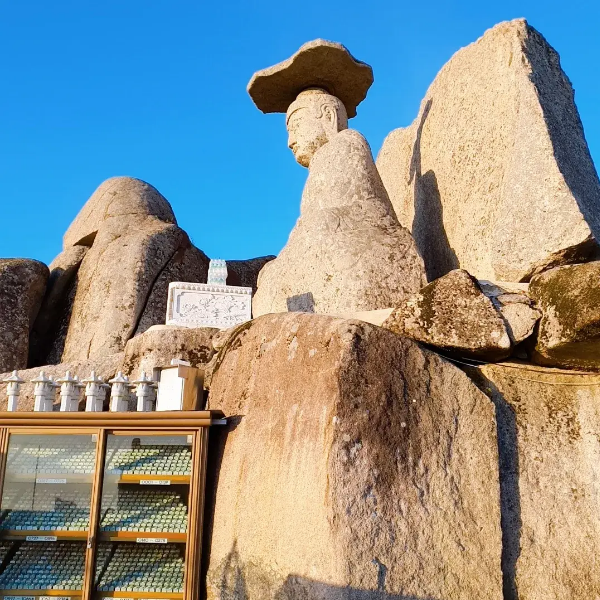 옆에서 본 갓바위 부처님