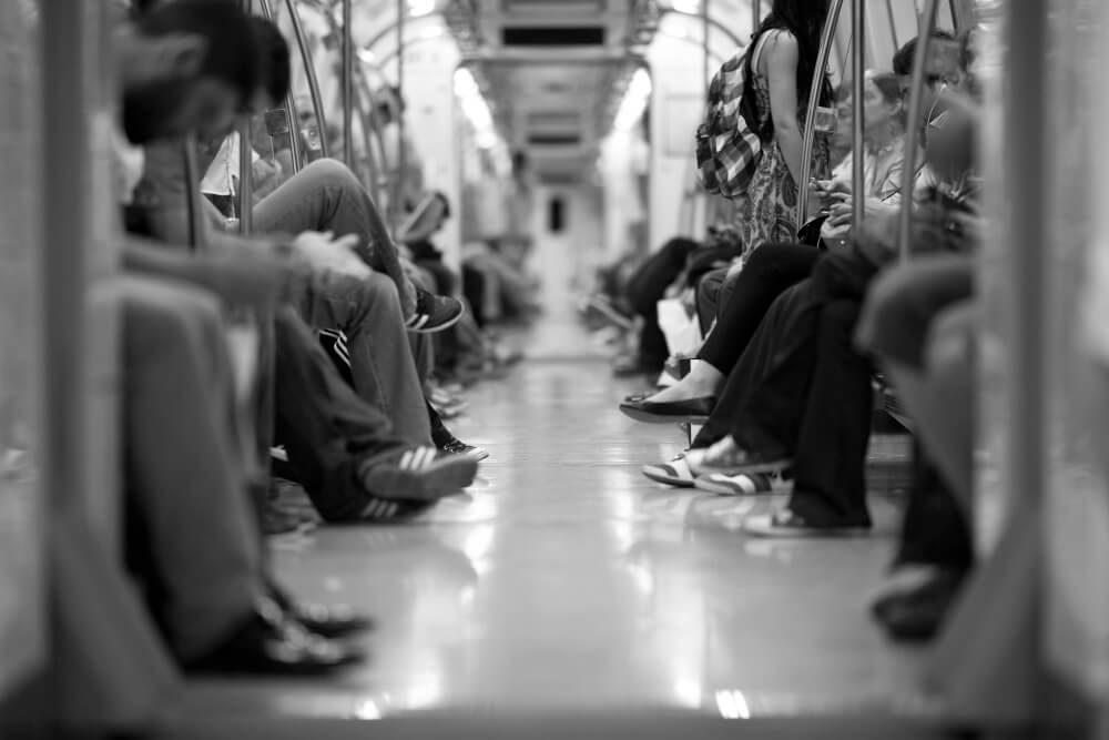 지하철 객실 내부에서 승객이 이동 중인 장면 