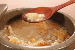 다양한 세대의 인기 있는 음식 누룽지