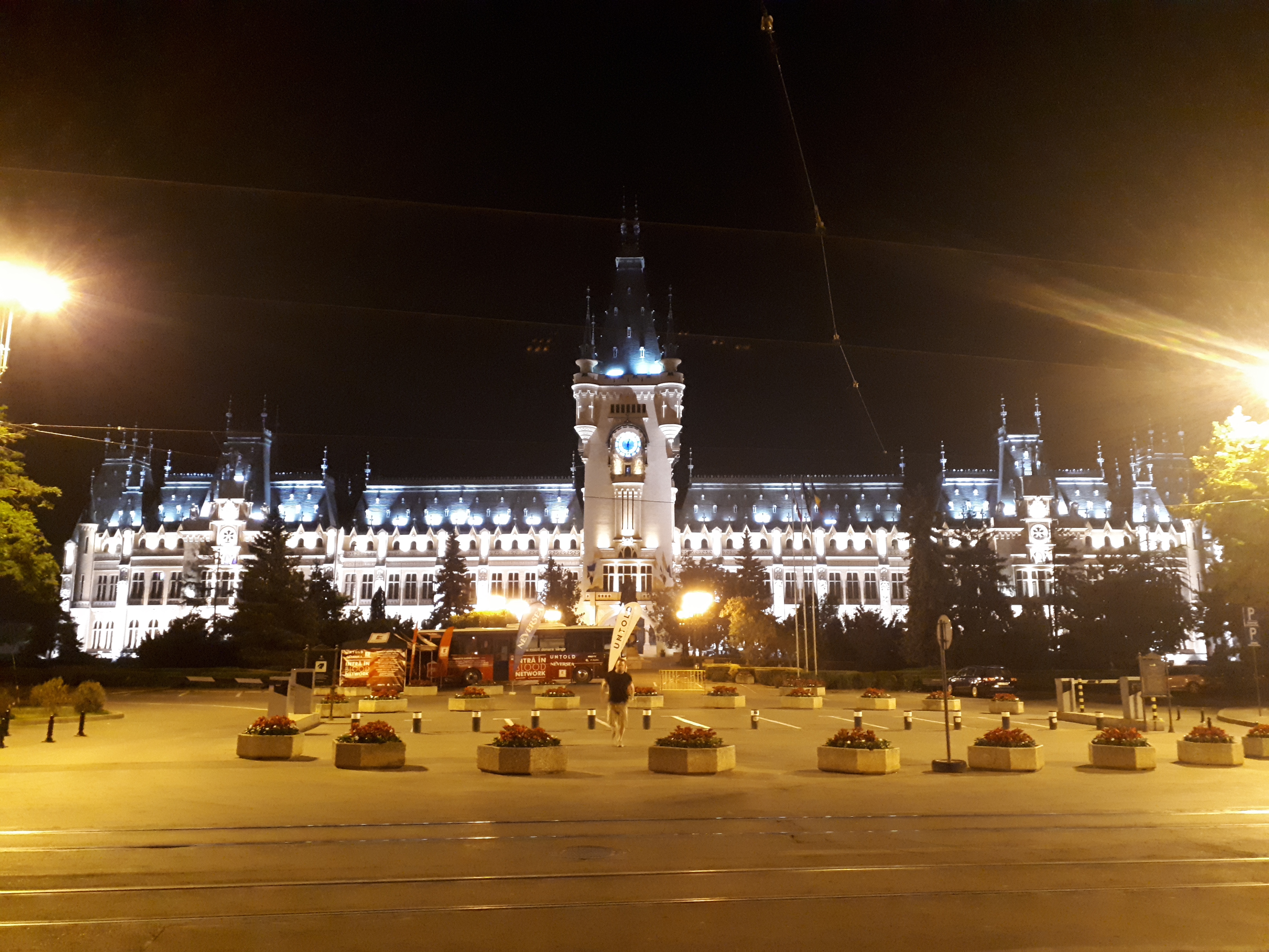 루마니아 이아시 문화궁전 도로 너머에서 바라본 정면