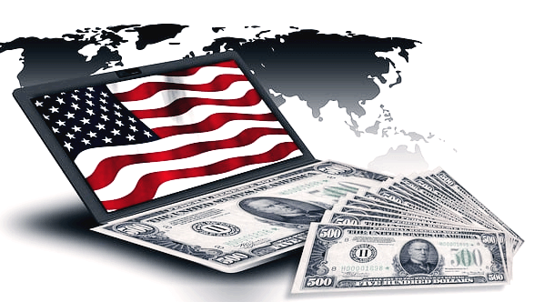 노트북 화면에 미국 국기가 있다. 그 앞에는 달러 지폐들이 가득하고 뒤에는 검정색으로 세계 지도가 그려졌다.
