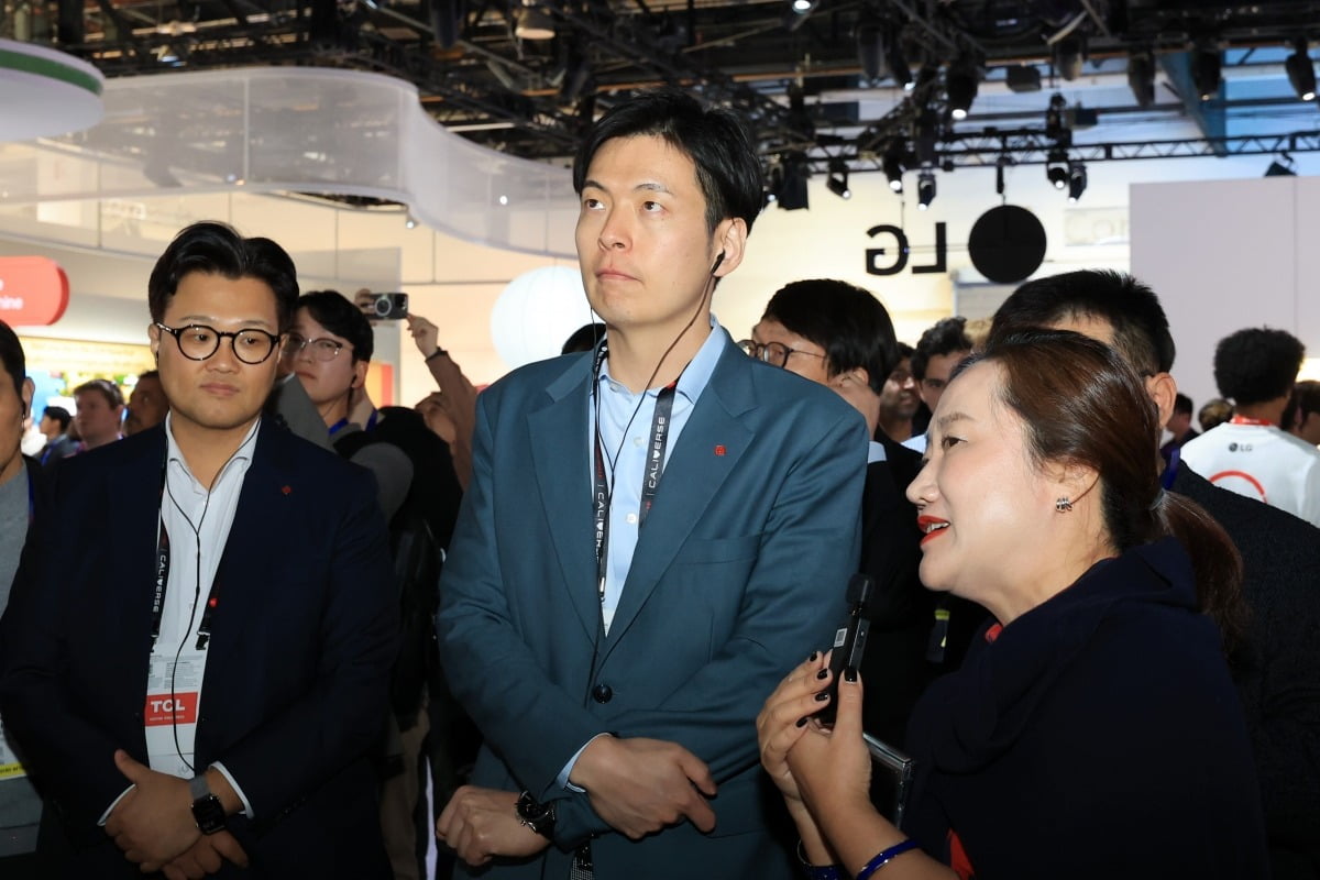 세계 최대 가전·정보기술(IT) 전시회 CES 2025 개막 첫날인 1월 7일(현지 시간) 미국 네바다주 라스베이거스 컨벤션센터 센트럴홀 LG전자 전시관을 신유열 롯데지주 미래성장실장(부사장)이 방문하고 있다.