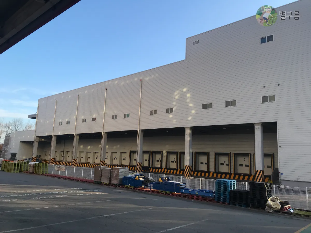 쿠팡-물류센터-건물-셔틀버스가 도착하는 곳