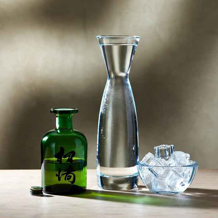 미즈와리 재료 - 일본 위스키, 차가운 미네랄 워터와 투명한 얼음