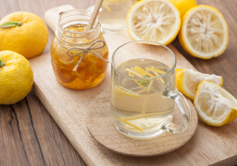 쟁반에 담긴 유자청과 유자차