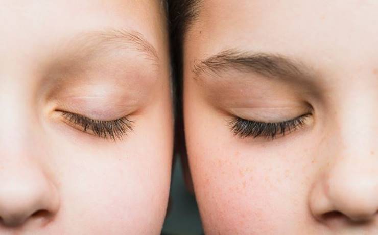 눈썹이 보이는 아이들