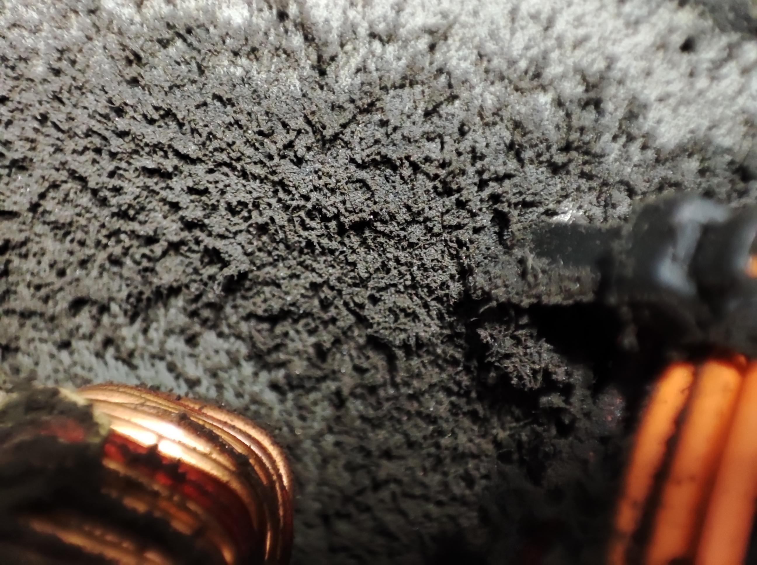 기름을 많이 사용하는 공장이라서 먼지가 이렇게 쌓인 상태입니다.