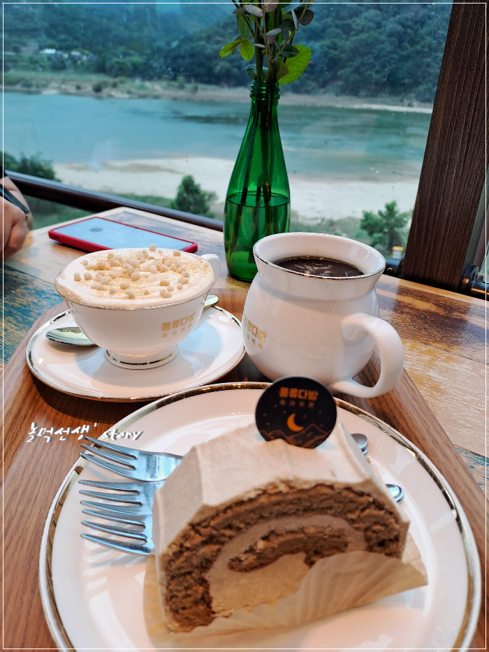 뷰와 어울리는 음료와 디저트 사진