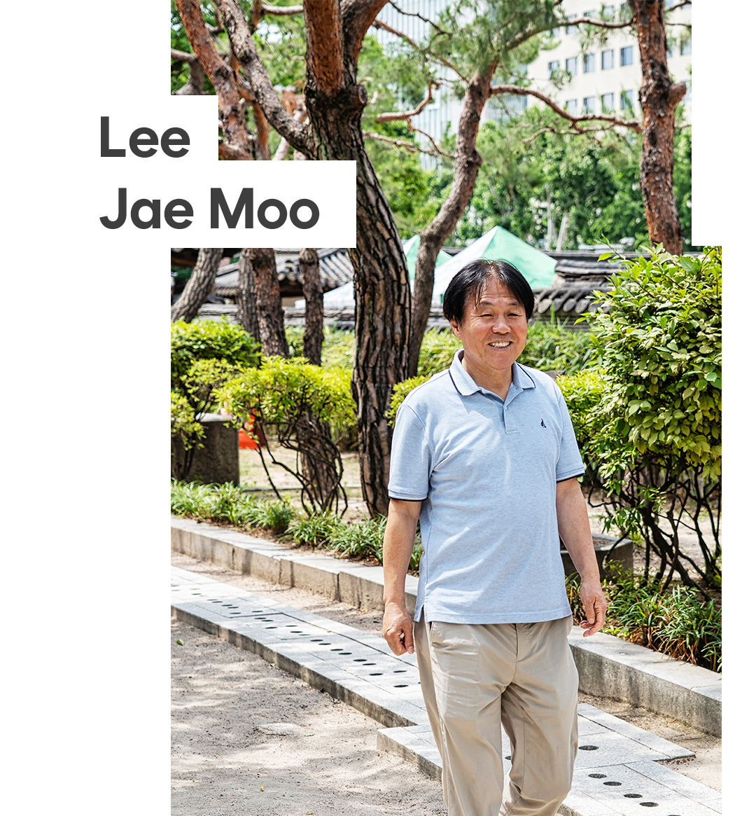 #웃으며 거리를 걷고있는 이재무 시인