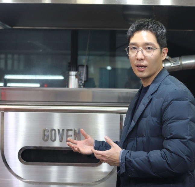 서울 마포구 고피자 본사에서 고븐을 설명하는 임재원 고피자 대표.