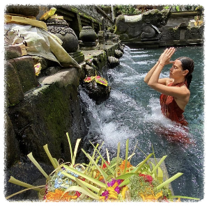 띠르타 엠풀 사원